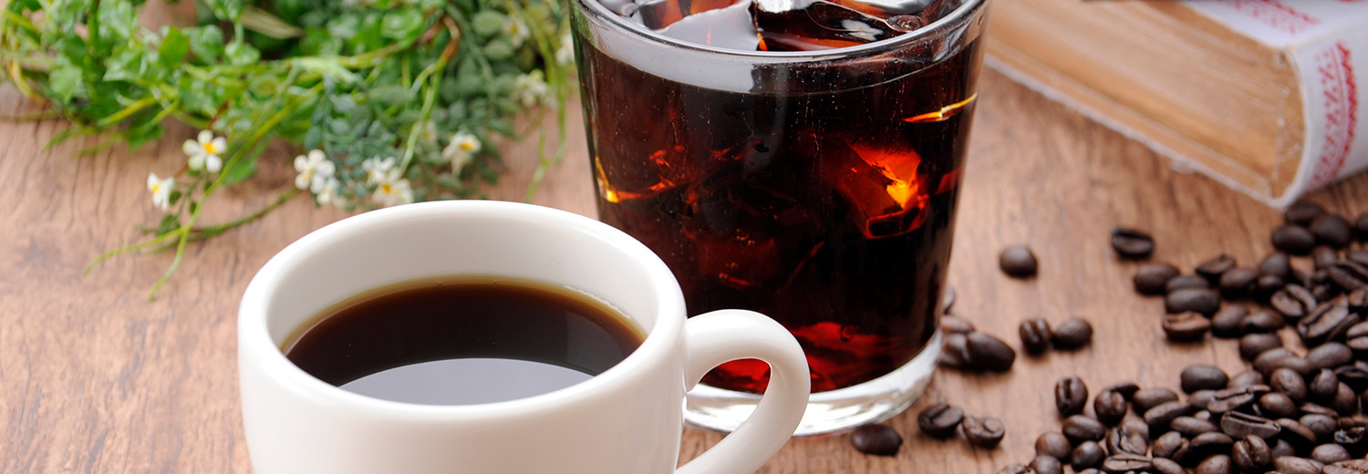 ホットコーヒーとアイスコーヒー、コーヒー豆が並んでいる